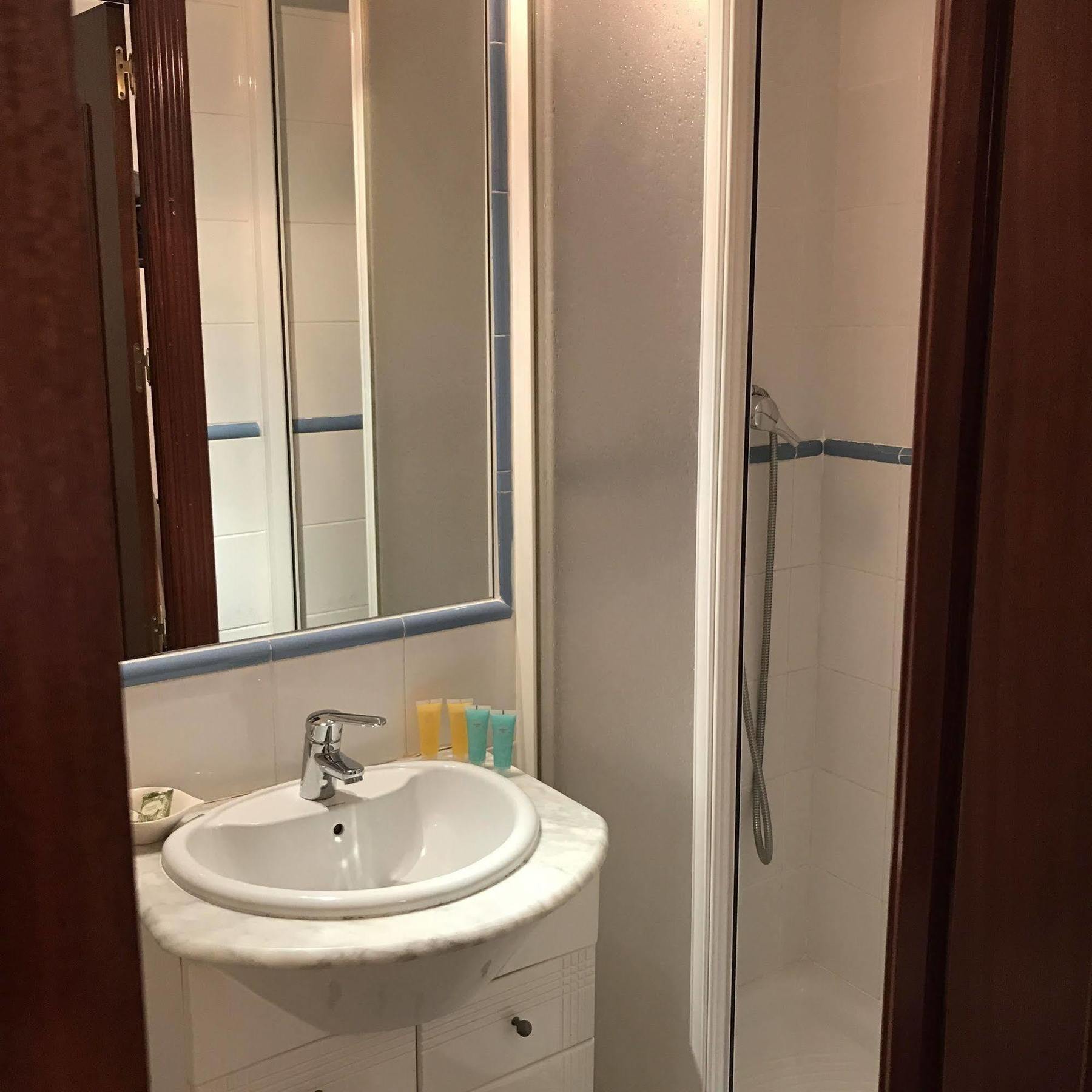 Hostal La Estrella Μαδρίτη Εξωτερικό φωτογραφία